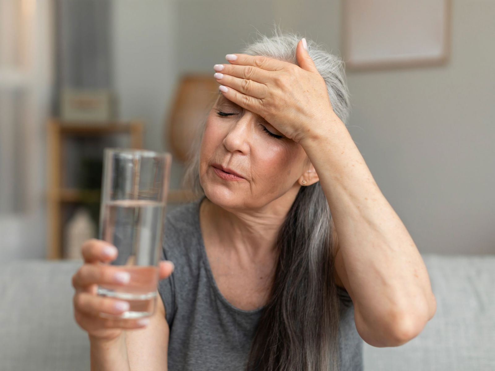 vrouw die benauwd voelt die een zouttekort heeft