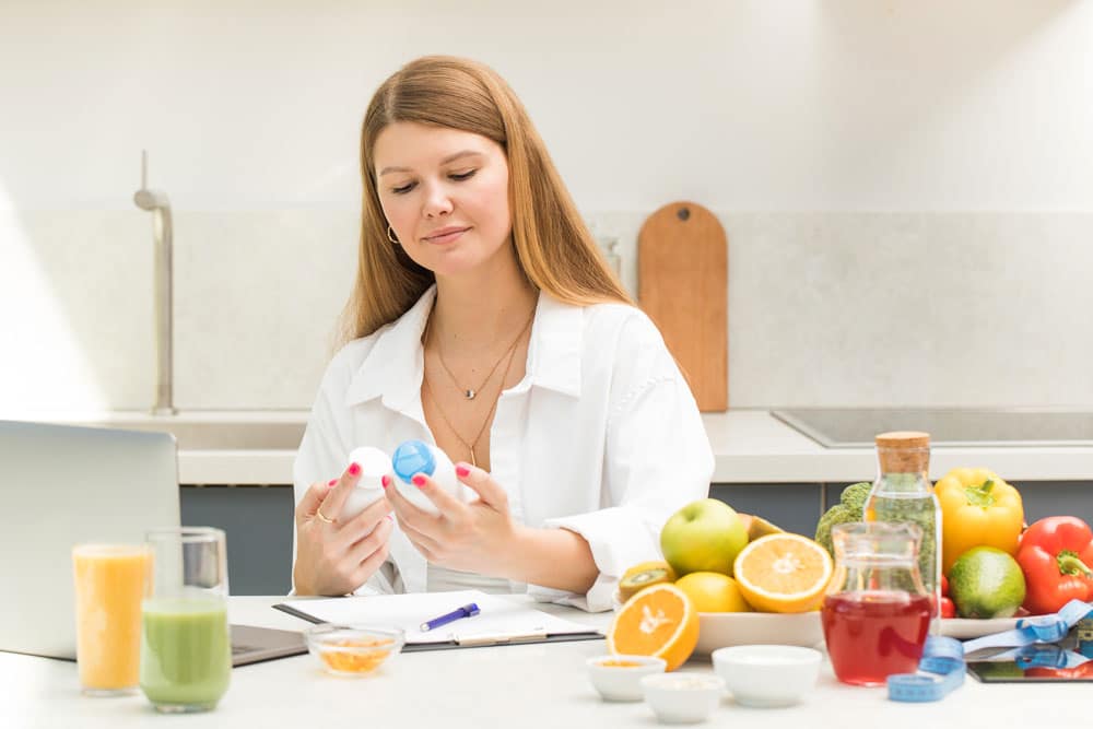 een jonge voedingsdeskundige werkt aan tafel