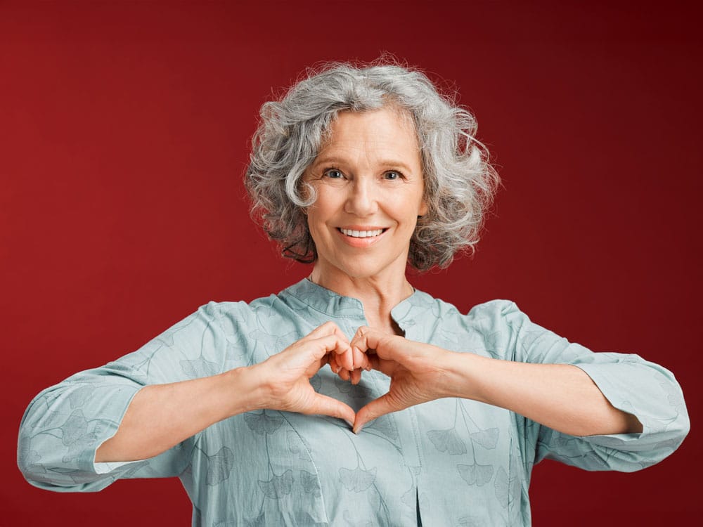 liefdeshart en gezondheid gepensioneerde vrouw met liefde