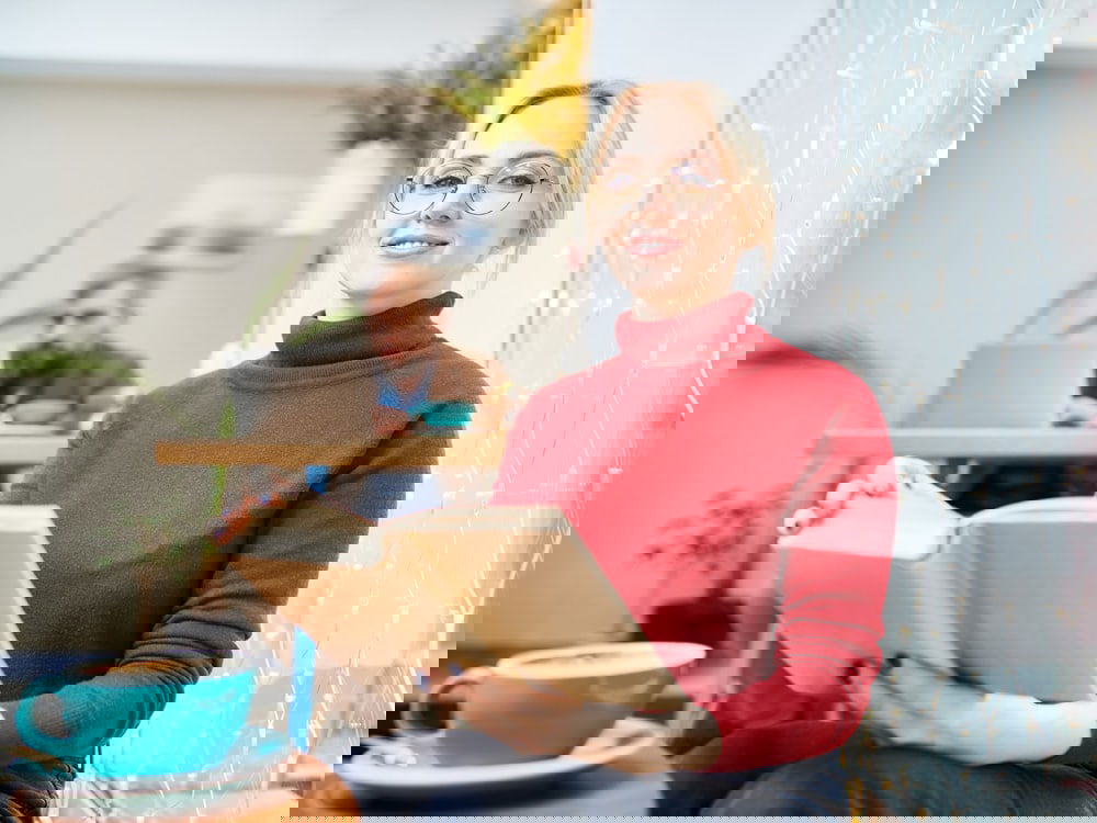 blonde vrouw met boek