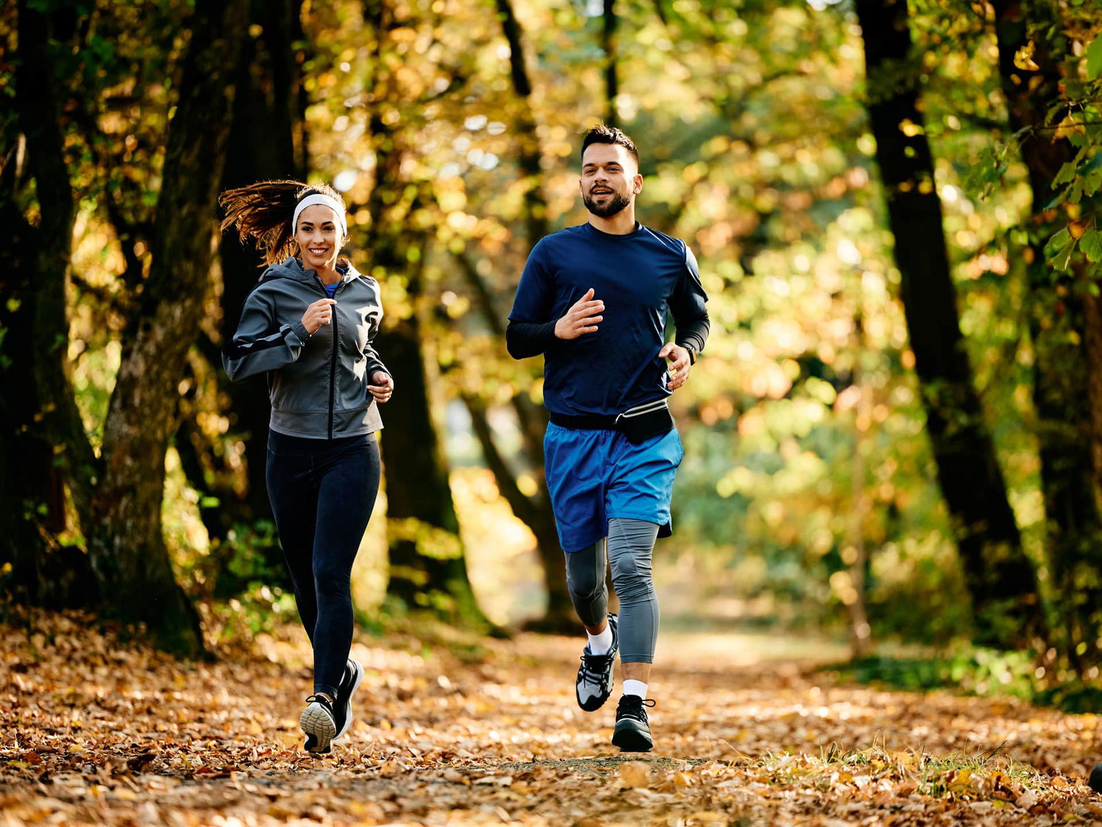stel hardlopen in de natuur in herfst