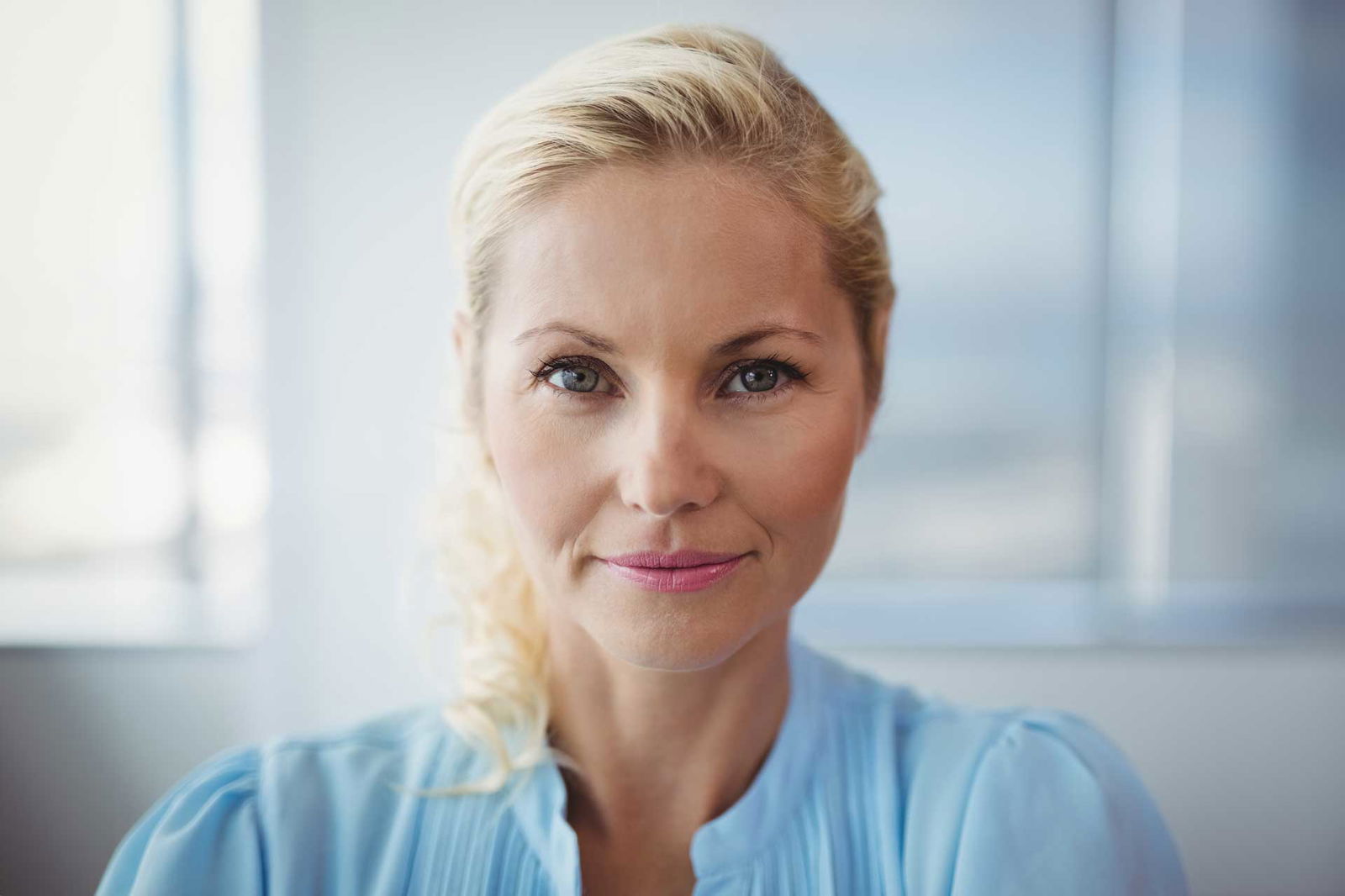 vrouw bond kijkt naar camera